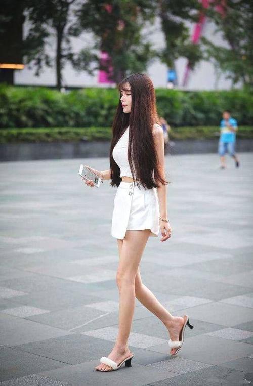 路人街拍，小姐姐一身穿搭非常的靓丽，非常的迷人性感