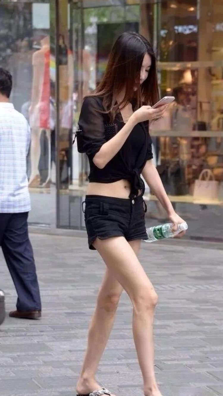 性感街拍丨腿!腿!美女这么长的腿基本告别高跟鞋了!