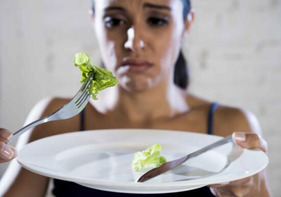 不吃饭就能瘦吗？节食减肥的后果，你承担不起