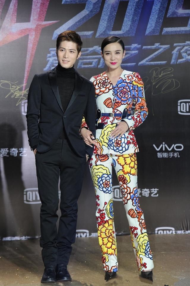 宋佳这套花衣服真是没眼看，一身下来全靠脸在撑着！
