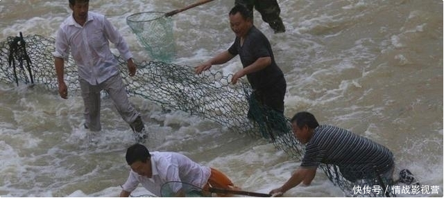 封存了５０年的水库泄洪后，却发生了这样的事，整个村的人都赶来