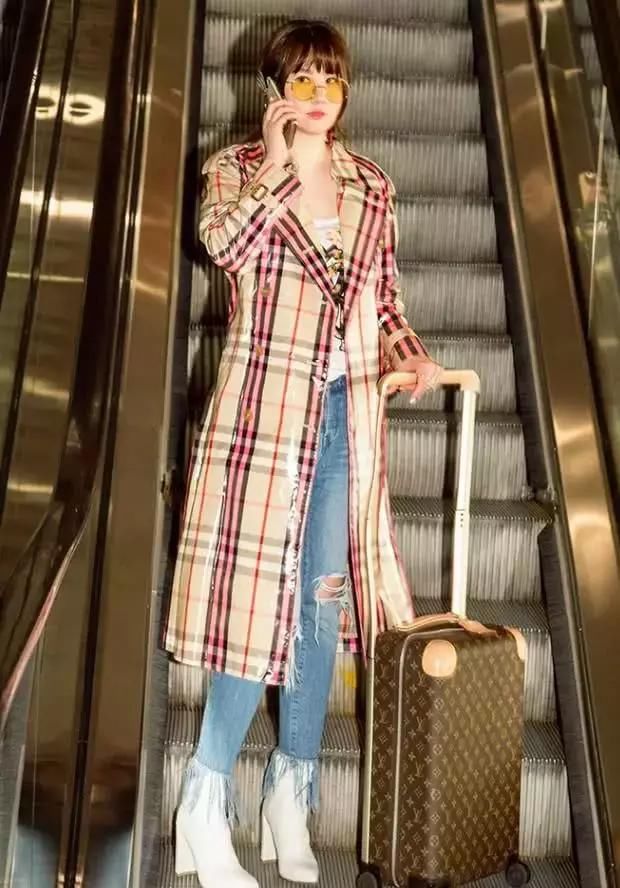 她是有望接替邱淑贞的“晶女郎”，如今跨行做微商，依旧很性感！