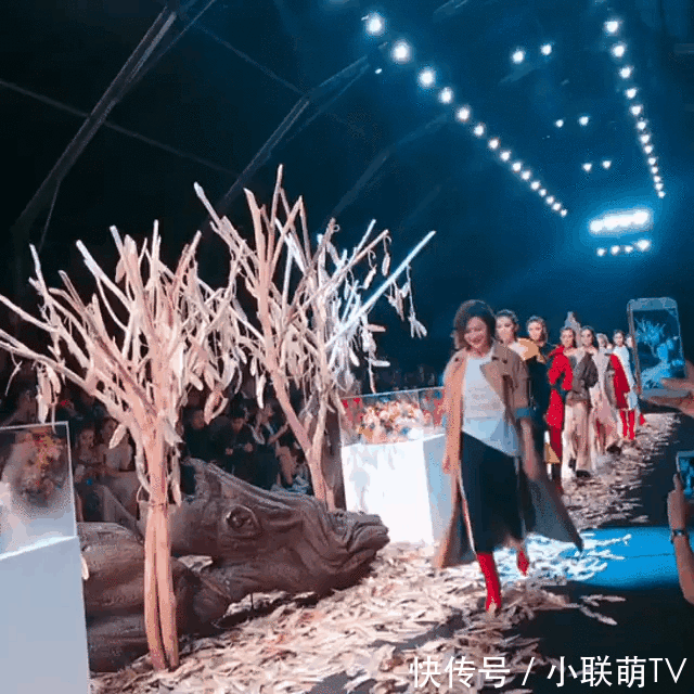 有「香江第一美人」之称！ 55岁大美人关之琳青春不老时尚穿搭