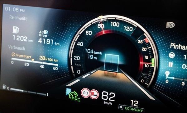 堪称教科书式追尾,这台卡车的驾驶室后移有点