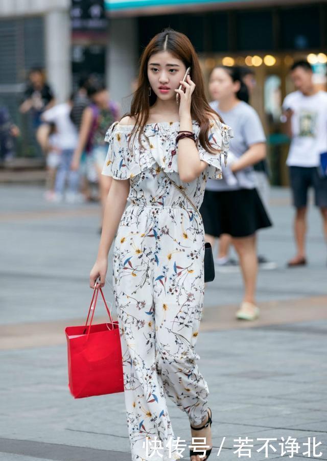 『蓝色』街拍，妆容精致的美女，蓝色短裙女孩透出优雅之美