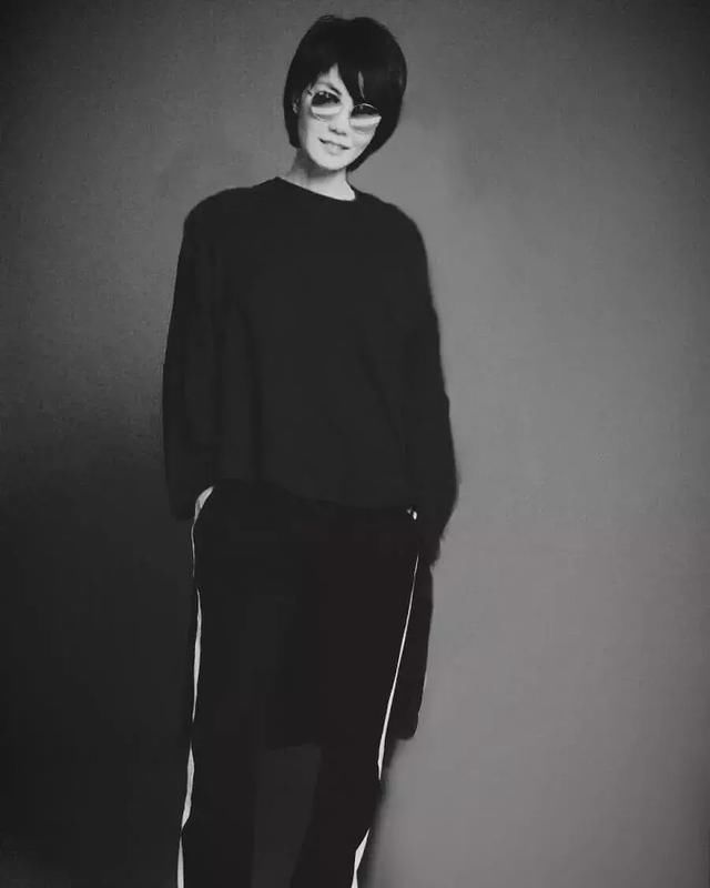 在穿衣服这件事上，王菲永远也不会过气