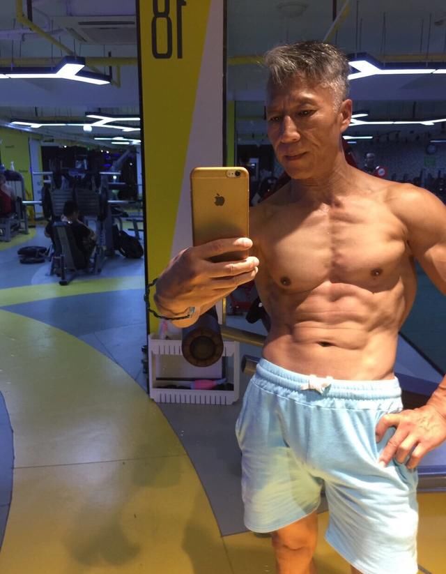 六旬中国大爷一夜爆红米兰时装秀，圈粉无数，秒杀网红小鲜肉