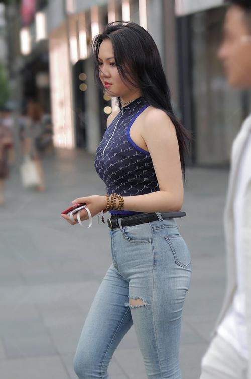 气质|夏日选择破洞牛仔裤,休闲修身的装扮风格,时尚又显气质