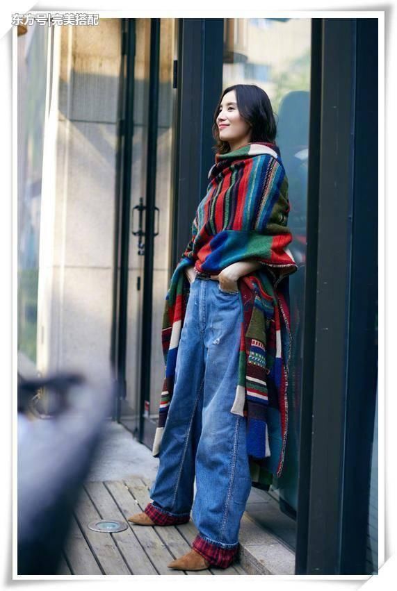 本以为穿西装的宋佳够保守了，可看到她的黑纱打底衫，我呆了！