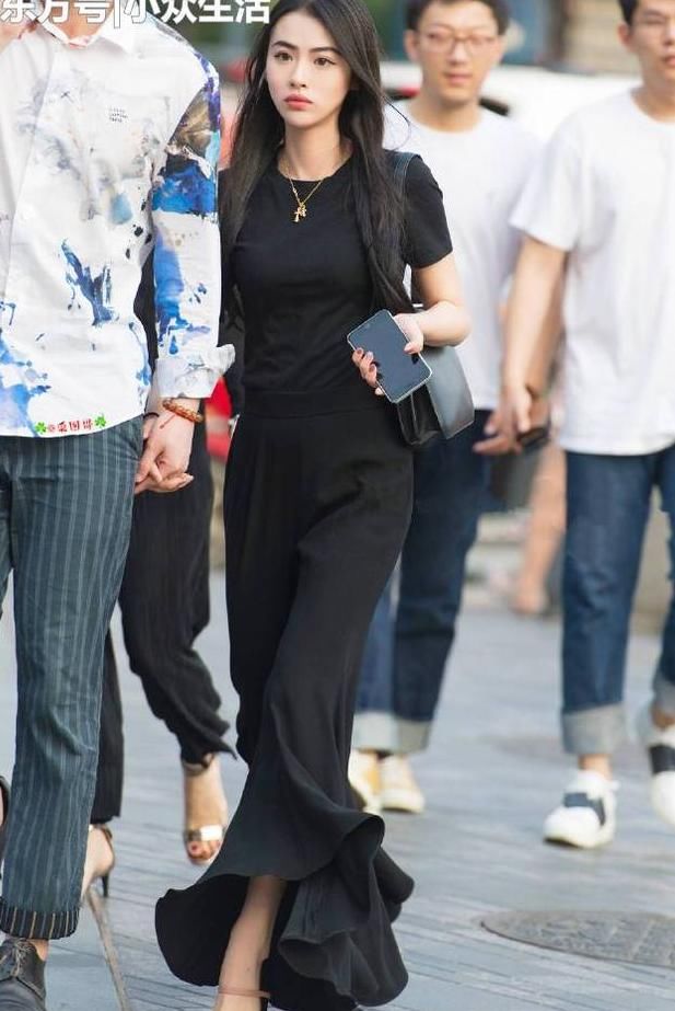 街拍：紧身的包臀裙行走间动感十足,小姐姐穿出女人的风情!