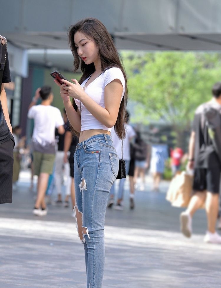 精致■美女身材姣好,面容精致,这样的小姐姐好可爱