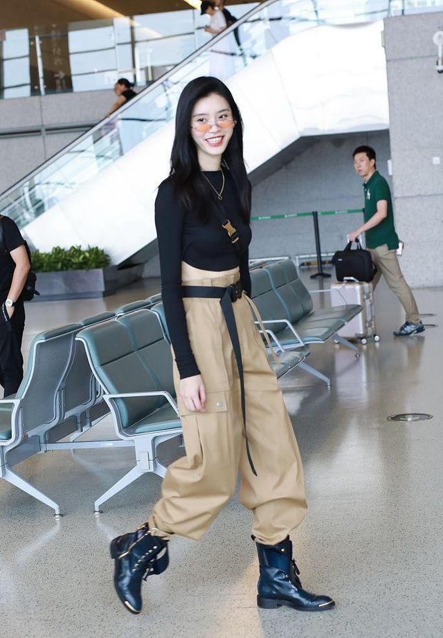 奚梦瑶机场不仅穿个大粗裤子,还秀露背装,网友:超模任性啊!