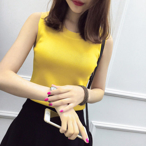 紧身小背心，很显火辣身材，搭配时尚热裤，彰显十足女人味