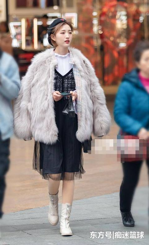  「上穿的是一」街拍：图五肤白，有型，短裤偏爱反着穿，这新潮打扮欣赏不了！