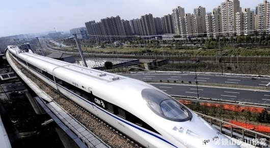  「晒出」高铁司机晒出自己的工资条，网友打开一看，都以为自己