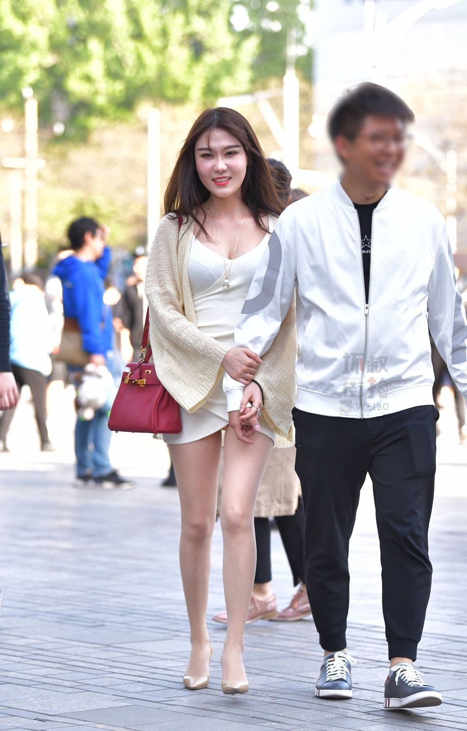 一点点街拍：时尚性感又漂亮的姐姐，看膝盖应该是个有故事的女人