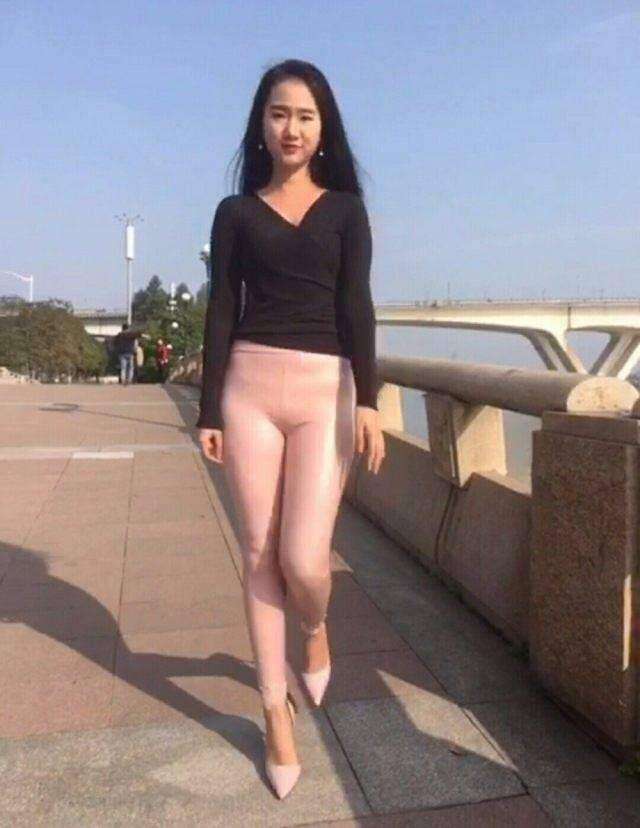 街拍: 小姐姐你这样穿和不穿有什么差别?