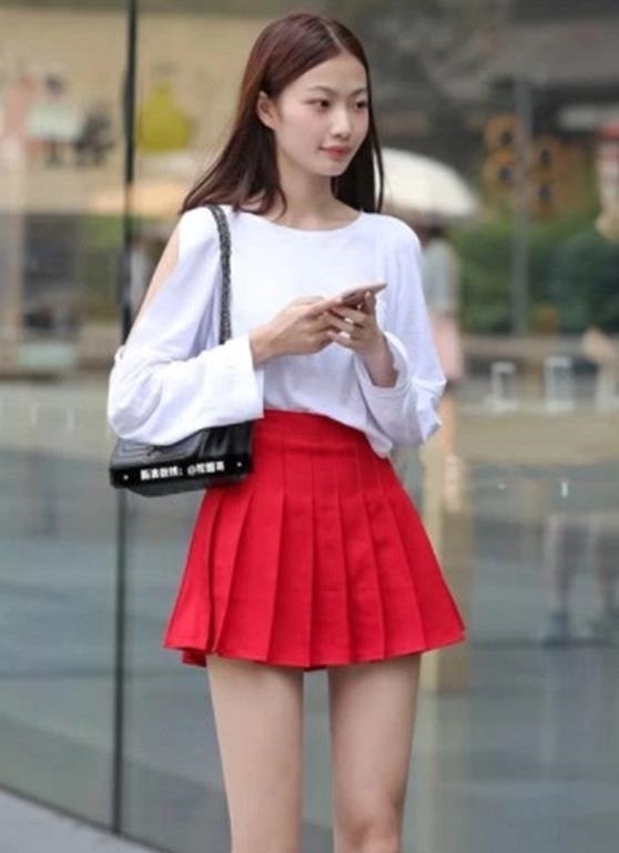 #小姐姐#街拍:迷人优雅的长发美女,简单穿着魅力十足,美的迷人!