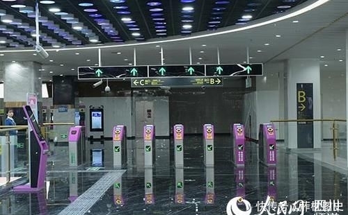  #人民网#人民网网友试乘地铁新线 车站便利智能获赞