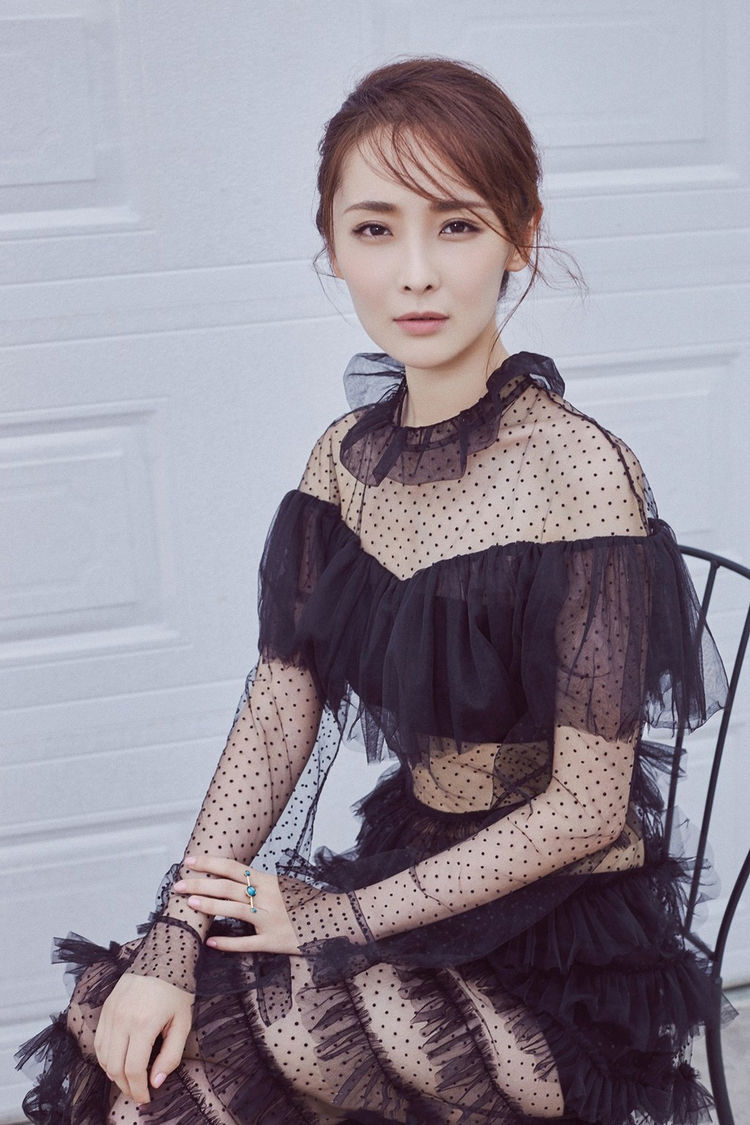 李曼真敢穿，透视纱裙美艳动人，网友：看得不好意思了