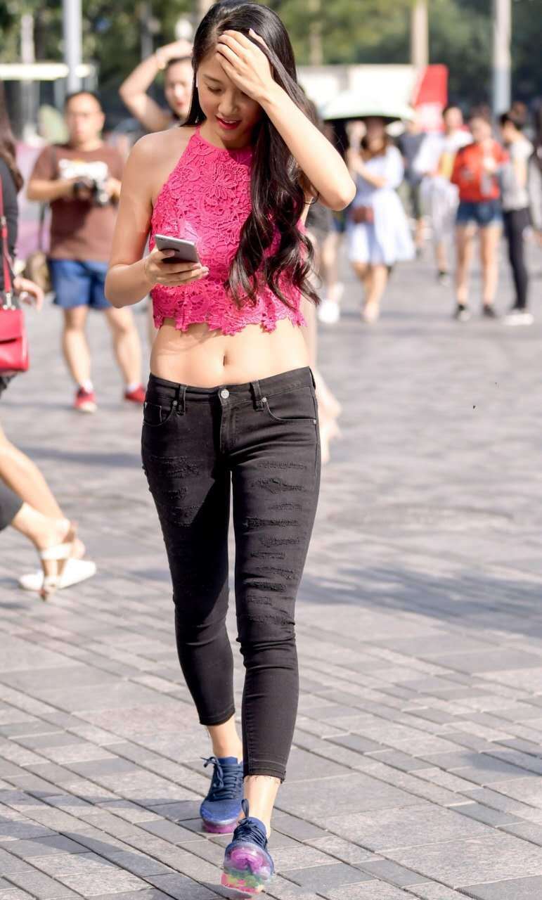 粉红少女小姐姐漏脐装秀出迷人风景，紧身牛仔绷出的丰满臀线赚足