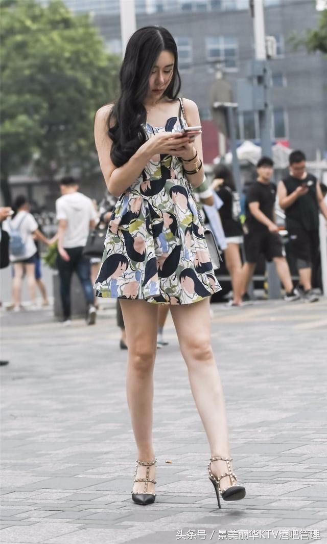 街拍成都美女，网友:姐的大长腿真不是传说!