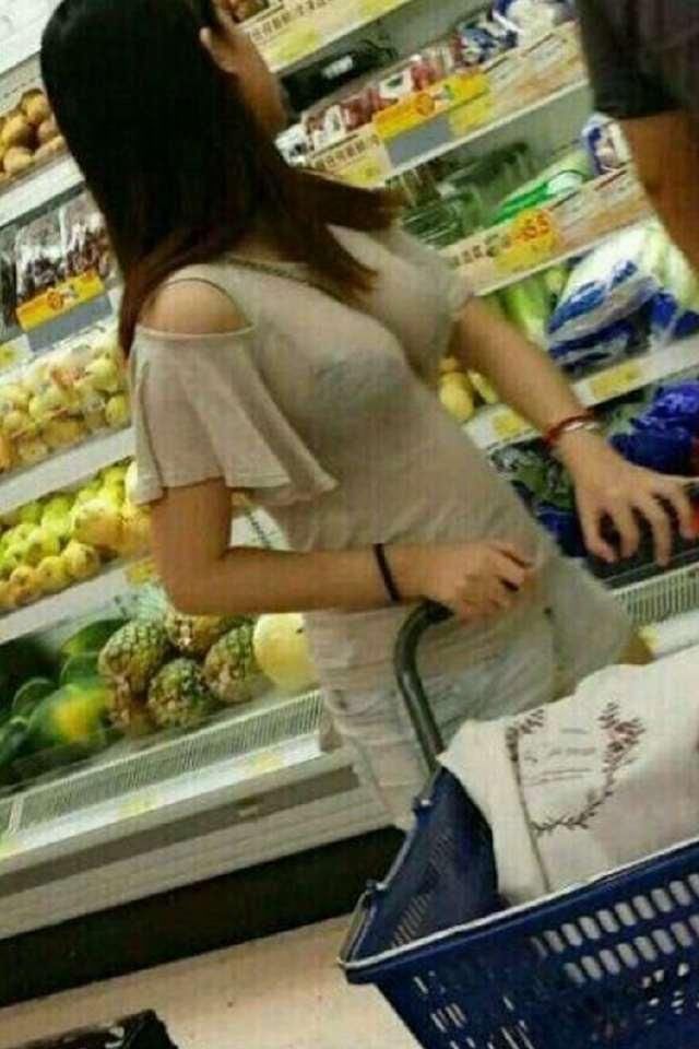 街拍:展露出“乳”此多娇的身材，看呆了无数路人