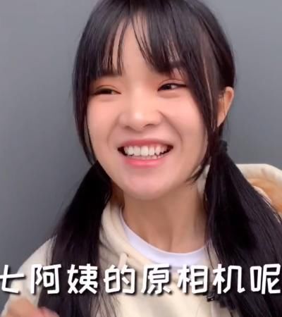 杨颖@七阿姨采访杨颖,为蹭热度故意不开滤镜,哪知暴露杨颖真实颜值