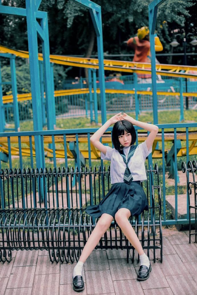 短发制服美女性感游乐园写真图片