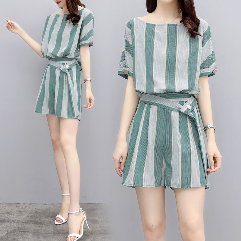 30女人尽量别裙子配高跟鞋，不适合!这样穿短裤套装才性感凉爽