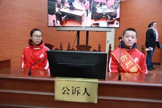忻州师院附中学生到河曲法院参观学习
