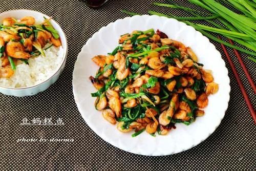  「适合」韭菜炒河虾，4月正当吃，鲜香味美，特别适合孩子