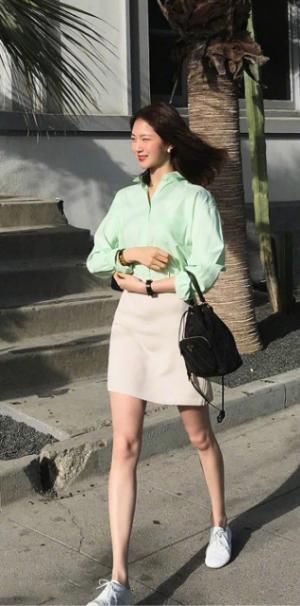 牛仔裤可以分分钟穿出自己的品质感，浅蓝色搭碎花上衣最撩人