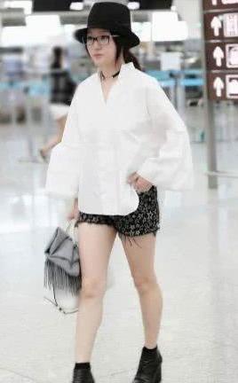 47岁杨钰莹和47岁俞飞鸿，同穿浅色，网友：真假不老女神一看便知