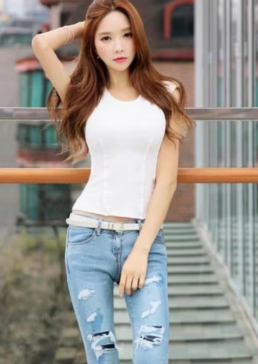 知性小姐姐紧身牛仔裤紧绷的勒痕女人味十足,赚足了眼球