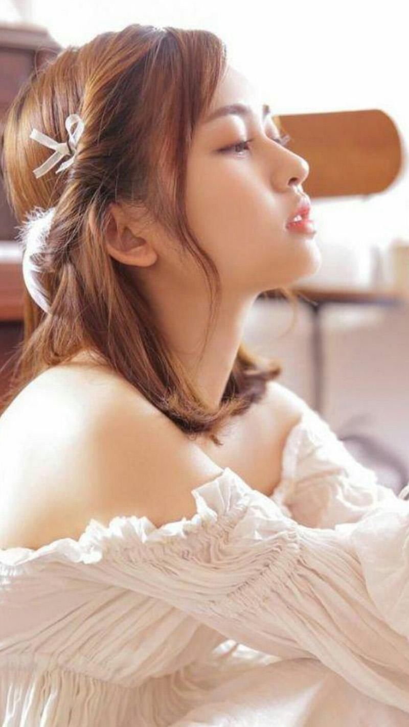 白嫩美女性感露肩诱人写真图片