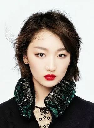 瘦成漫画腿的赵薇学小姑娘画欧美妆，只换了个眉形就老10岁