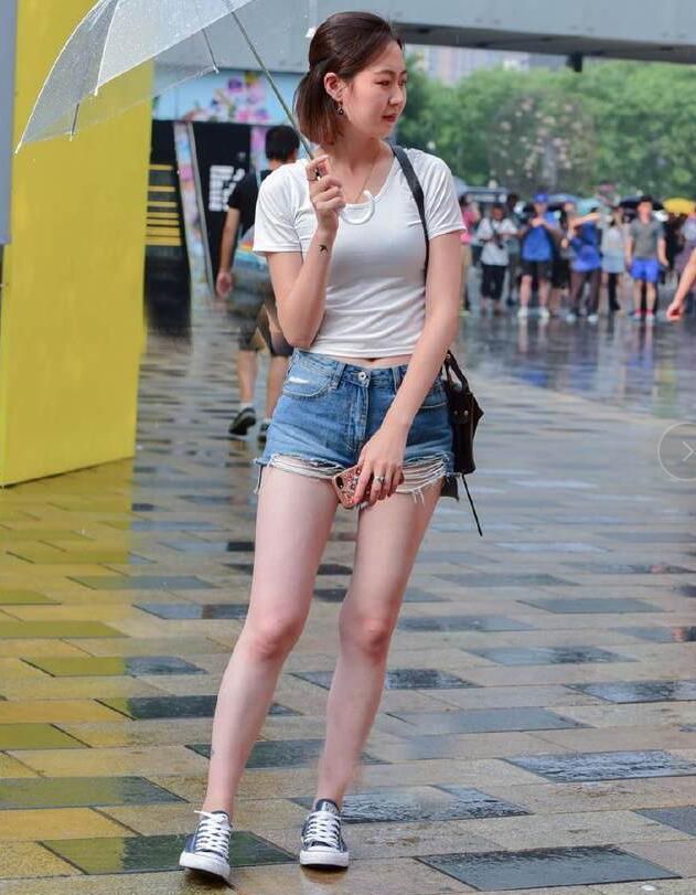 路人街拍：普通的小姐姐，好身材，自然流露