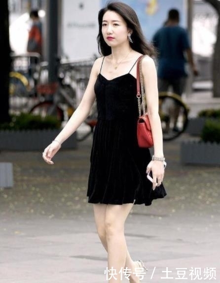  风采|街拍：优雅洋气的小姐姐，展现高挑身段，是别样的风采