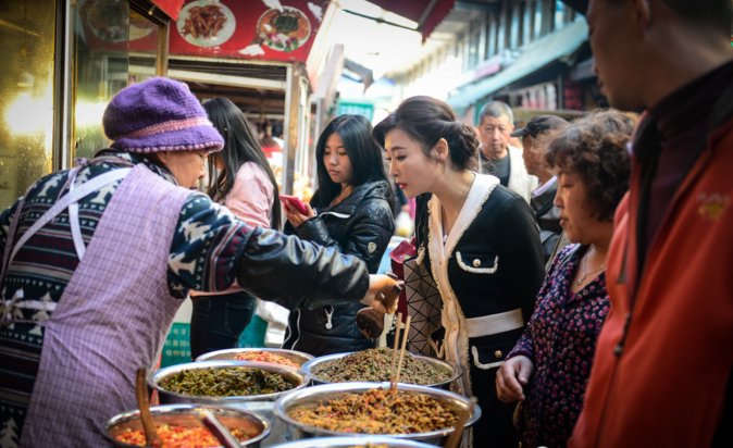 镜头下:云南50岁大妈冻龄不老，与女儿同出门似姐妹