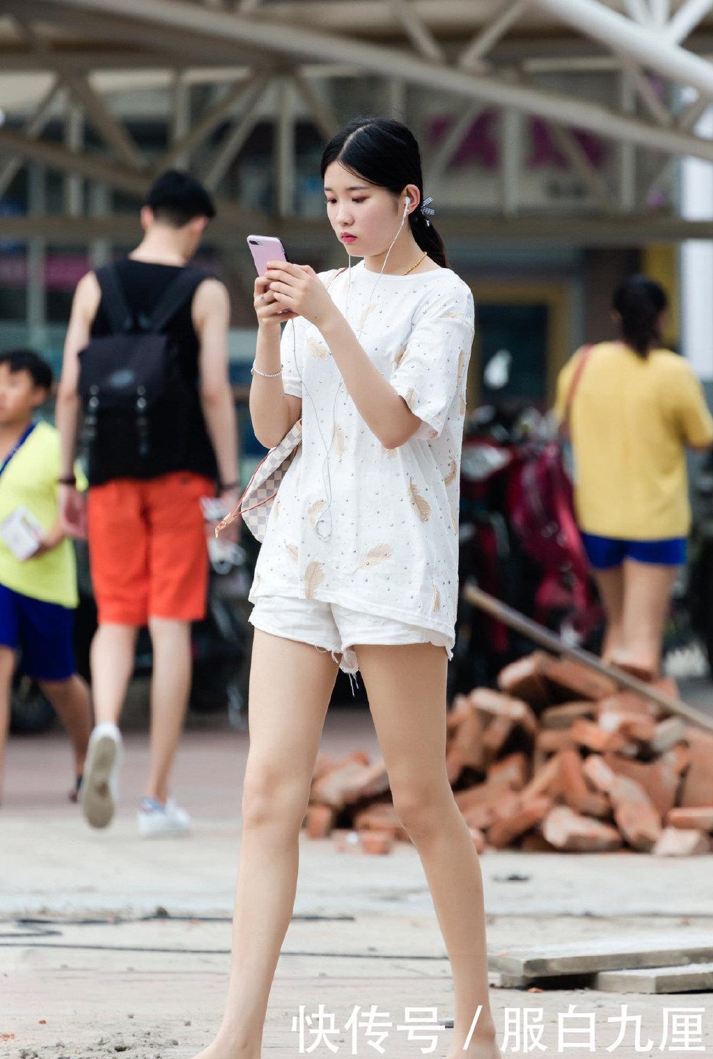 女生|还是年轻女生会穿,短裤搭配羽毛印花T恤,简约洋气又清凉