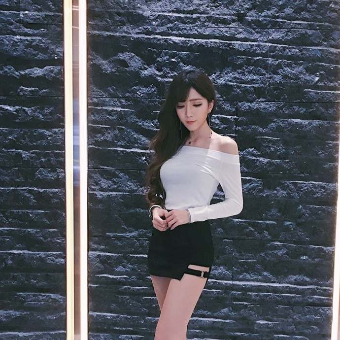 街拍：喜欢自拍的小姐姐，一种身形匀称的感觉，自信又大方!