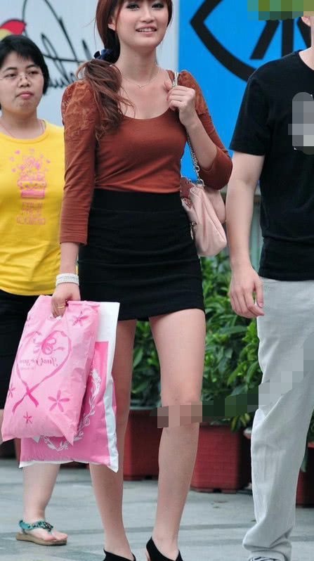 包臀裙穿搭尽显迷人曲线，素颜还这么甜美，怪不有人给你买东西