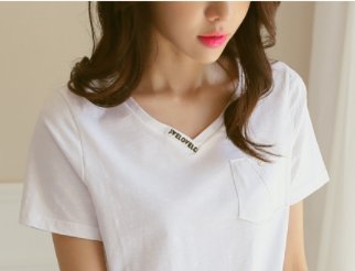 女人尽量不要T恤配短裤!太土,学下面女人这样穿,减龄又洋气