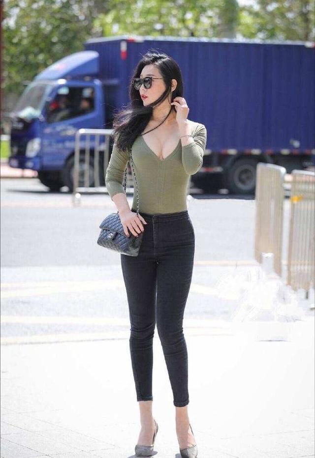 紧身裤搭配低胸装，美女好身材尽现