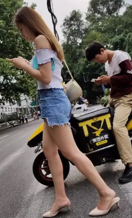 过个马路都有人护送，小姐姐的这双腿可真是迷住了外卖小哥啊