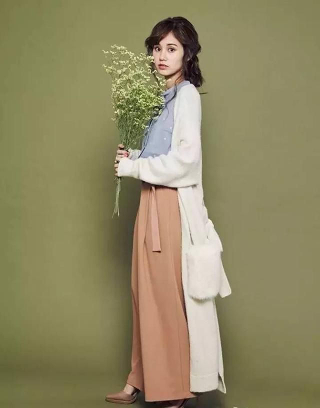 172女神练习瑜伽多年，却被网友评论：又胖了，原来是衣服惹的祸