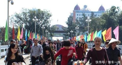 印度“苦行僧”让美女相伴左右，游客却对他们避而远之，好福气？