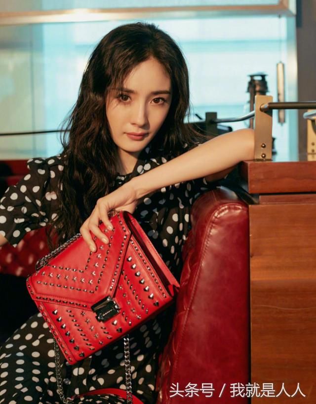 杨幂身穿波点裙坐在沙发上凹造型 蛮腰细腿实力吸睛