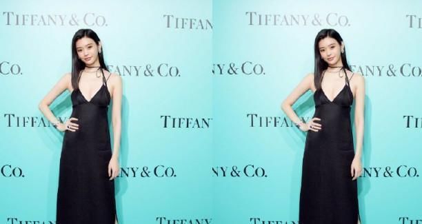 奚梦瑶真疯狂！穿“黑内衣”就走机场网友比漫画腿性感多了！